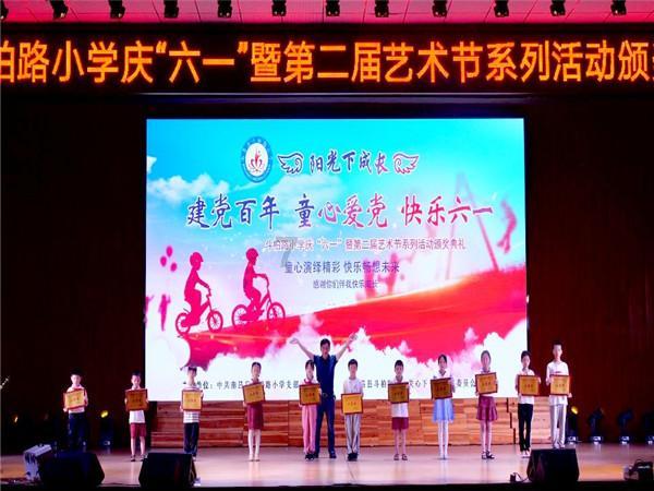 男女之间真的有纯友谊吗？而且两个人都是单身。游戏画面